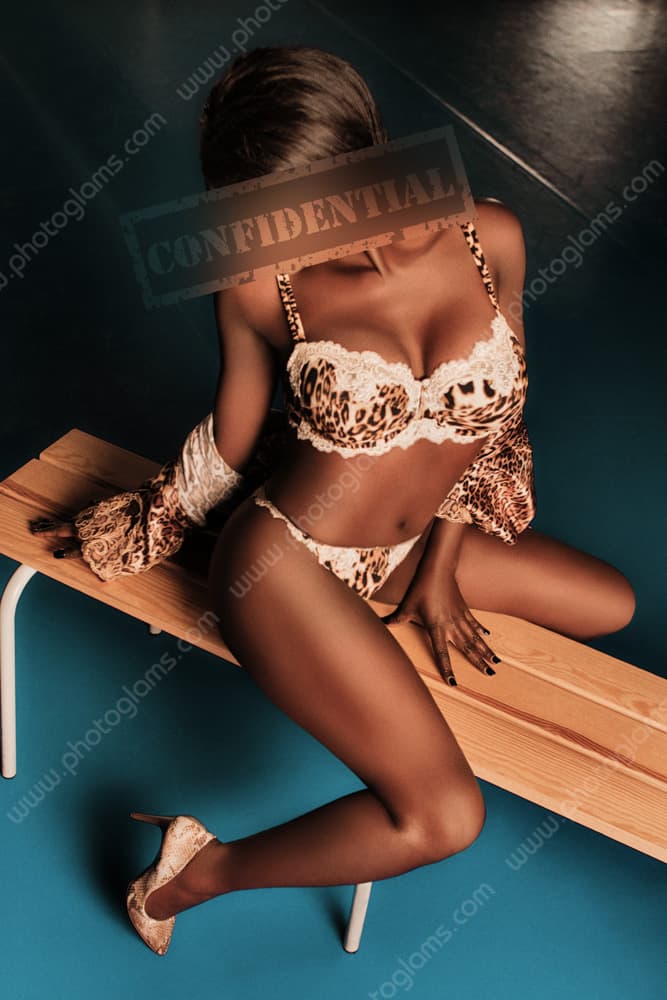 Sample of boudoir photograph of a black girl in Marseille
